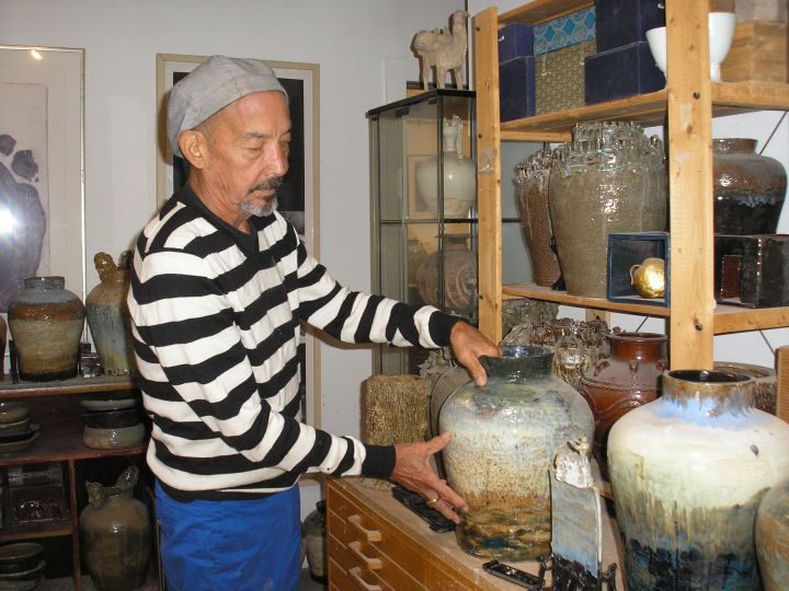 Yamaoka showing a vase inspired by Greek mythology. (c) Simona David 