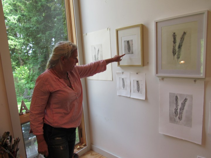 Amy Masters Showing Her Prints. © Simona David 